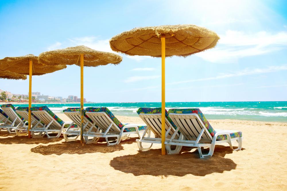 Utilizing sun umbrellas on a sunny day at the beach may help individuals avoid a doxycycline rash.