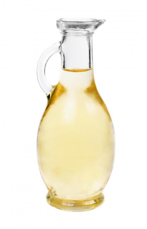 A soaking solution of vinegar and water helps promote healing from onychocryptosis.