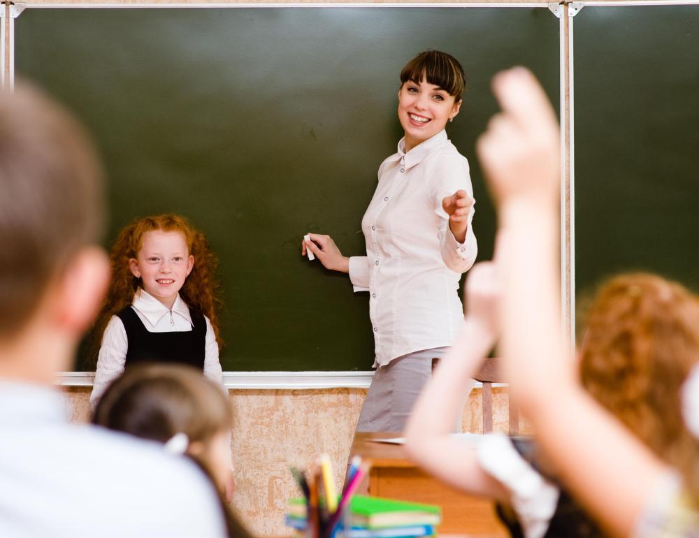 In an elementary school class, students can apply knowledge they have mastered to help other students succeed.