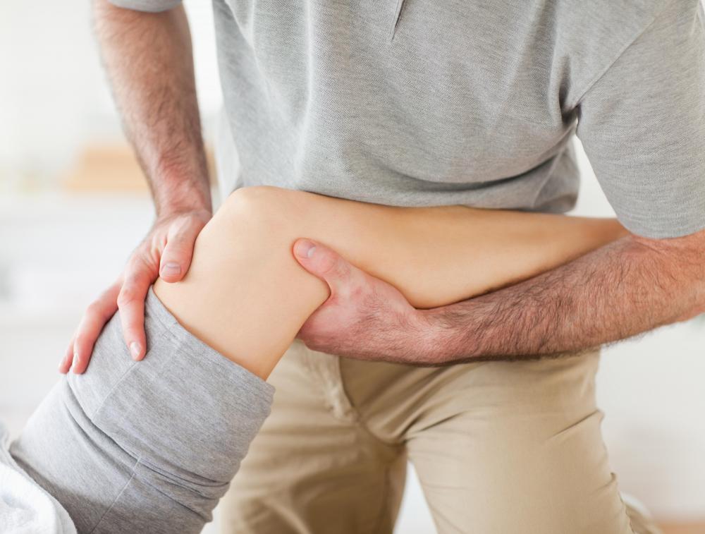 Physical therapy may be helpful in treating mild cases of knee osteophytes.