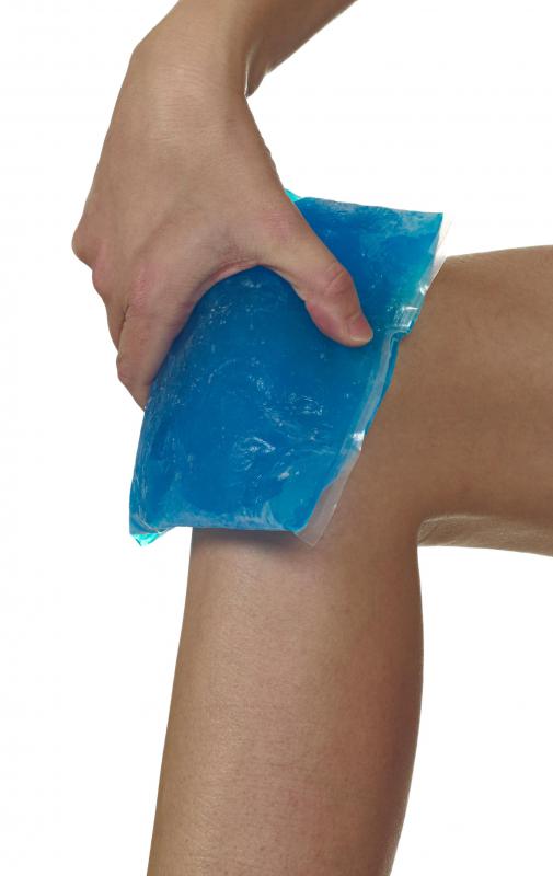 Applying an ice pack to the knee may help alleviate pain from a cyst.