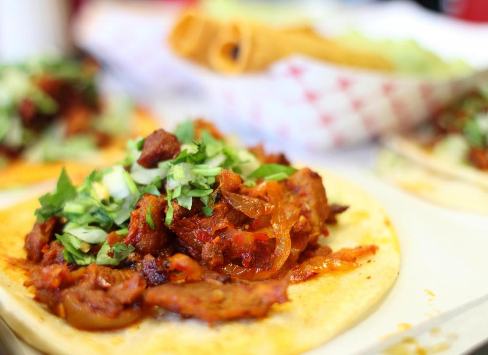 Eliminating spicy foods from one's diet can reduce anal itching.
