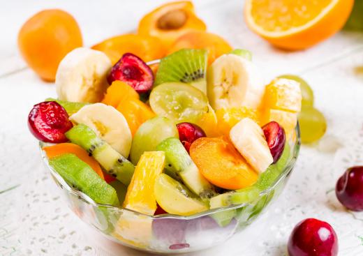People undergoing a fruit fast may replace a normal meal with a fruit salad.