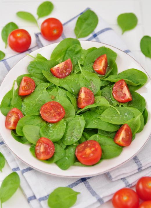 Spinach and tomatoes, rich in anti-oxidants, may have cancer-fighting benefits for prednisone users.