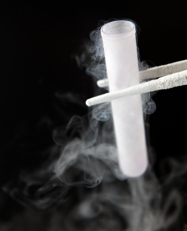 Small amounts of liquid nitrogen can be used to freeze lip warts through cryotherapy.