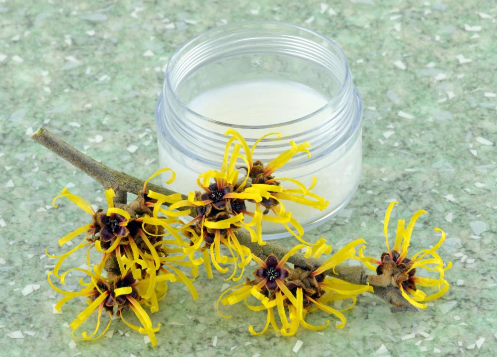 Applying an astringent, such as witch hazel, to a welt can help to reduce pain and itching.