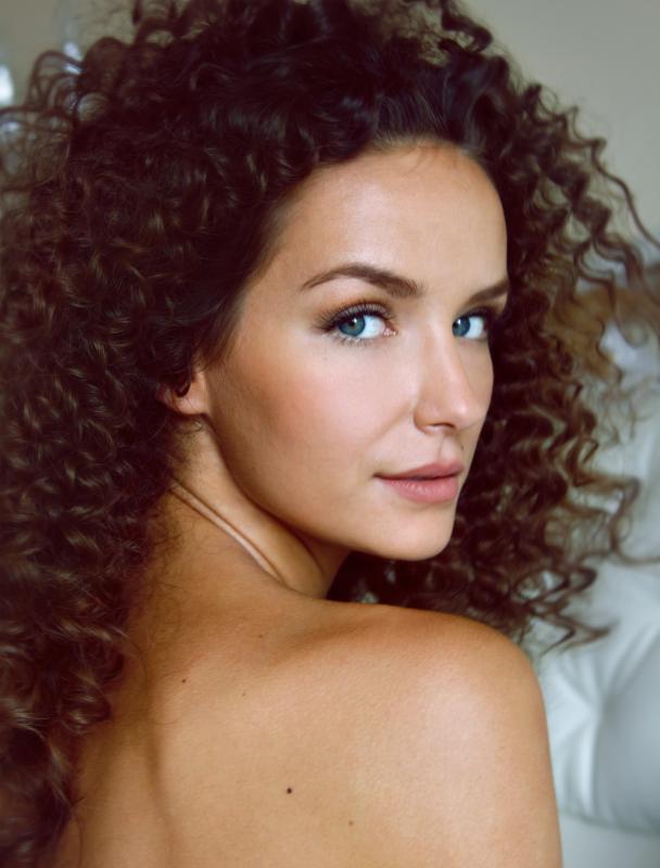 Head hair differs from eyebrow hair in several ways.