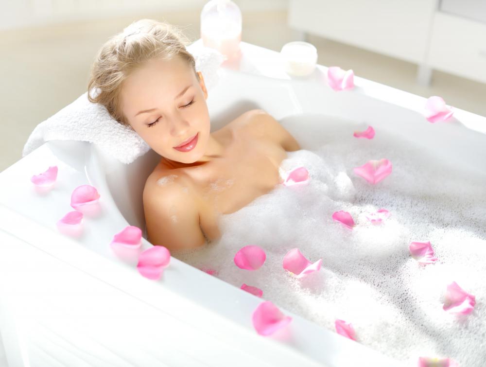 A thermoplastic splint may be removed in order for a person to bathe.