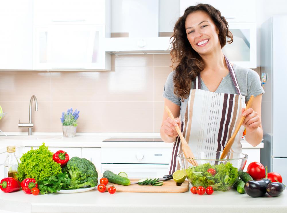 In order to reduce diverticulitis flare ups, many doctors recommend a high-fiber diet rich in vegetables and other nutritious foods.