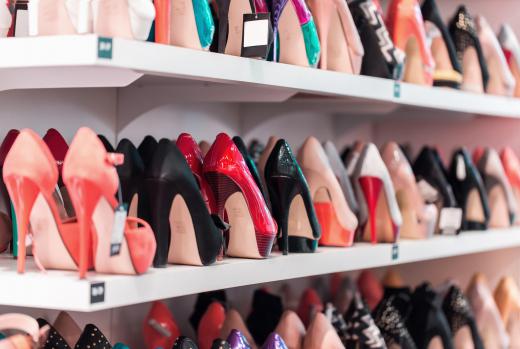 High-heeled shoes may cause toenail pain.