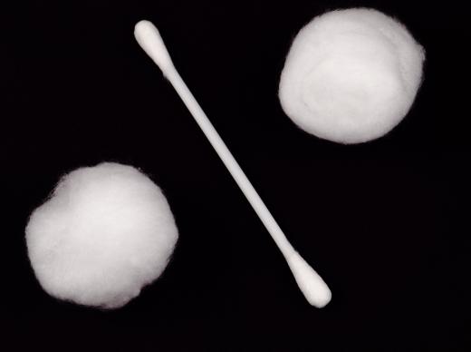 Cotton balls may be used to apply tea tree oil to a cold sore.