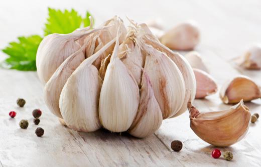 Castor oil and garlic may be combined as a home remedy for warts.