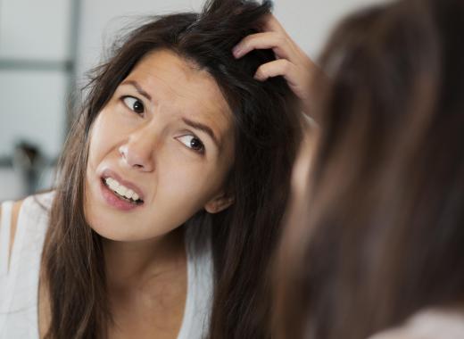 If white flaky skin appears on the scalp, dandruff or seborrheic dermatitis may be present.