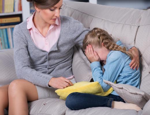 Some signs that can be indicative of a narcissistic daughter are social issues, abnormally high self-pride and the inability to take responsibility for mistakes.