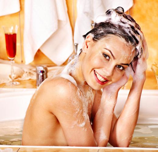 People who have sensitive skin may benefit from using a mild shampoo that contains green propolis.